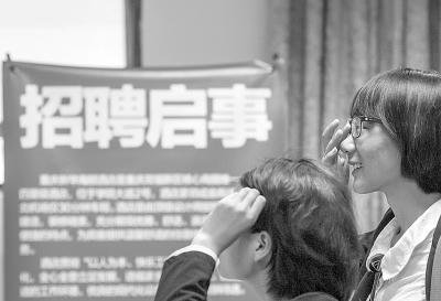 699萬應(yīng)屆生拼殺“最難就業(yè)季” 面臨三重壓力